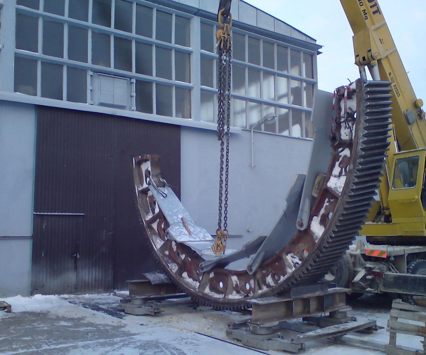 Wieniec zębaty i resory wieńca pieca obrotowego